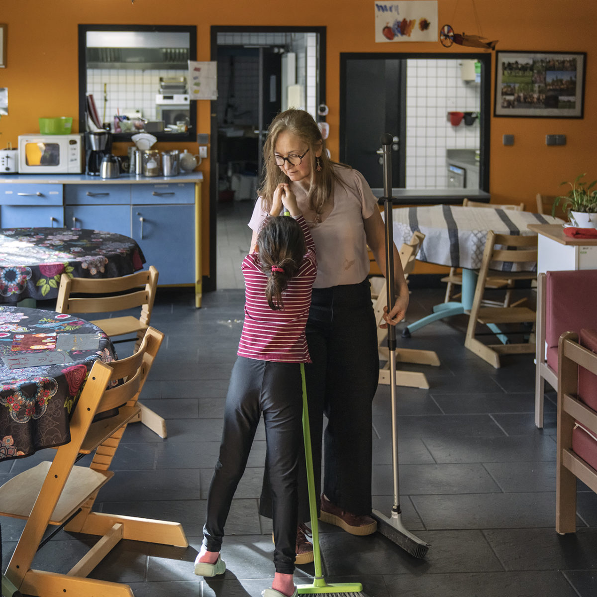 femme salle de classe enfant