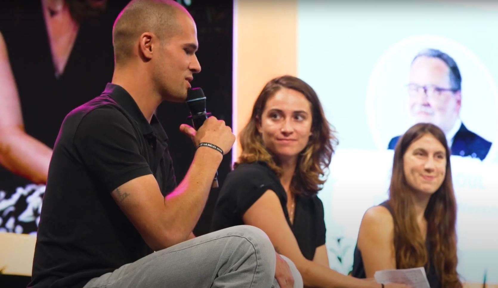 Jeunes au micro