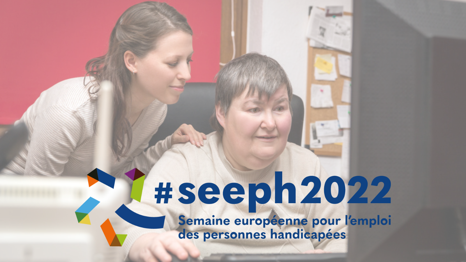 Deux personnes qui travaillent sur un ordinateur